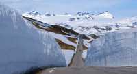 Vindlande väg genom snöigt landskap i Norge