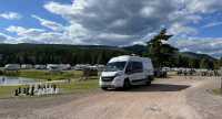 Husbil på campingplats i fjällen