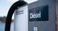 Dieselpump mot blå himmel