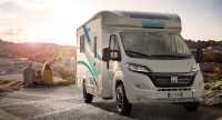 Fiat ducato husvagn med familj i bakgrunden