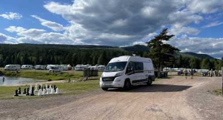 Husbil på campingplats i fjällen