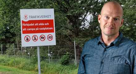 Man infälld intill förbudsskylt