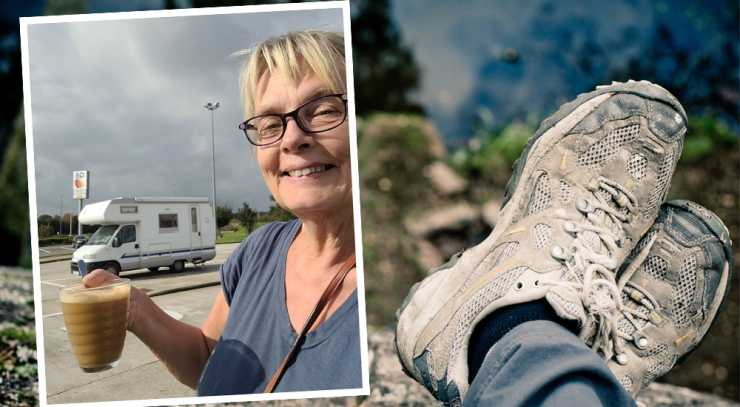 Kvinna med kaffekopp framför husbil och fötter vid stup