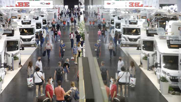 Besökare vid Kabe husbilar på Caravan Salon Düsseldorf