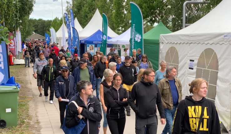 Människor och blåvita och gröna flaggor