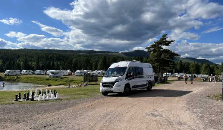 Husbil på campingplats i fjällen