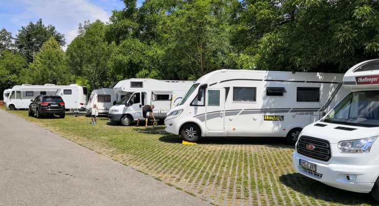 Nybörjare i husbilar, står på rad på ställplats och följer oskrivna regler