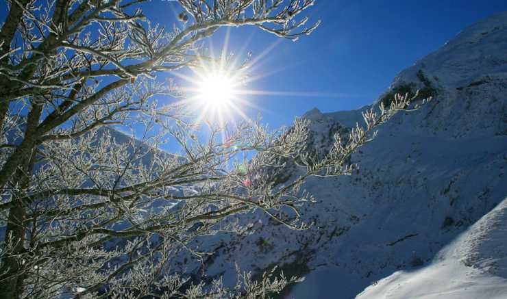 sol på blå himmel snöigt landskap många soltimmar sverige