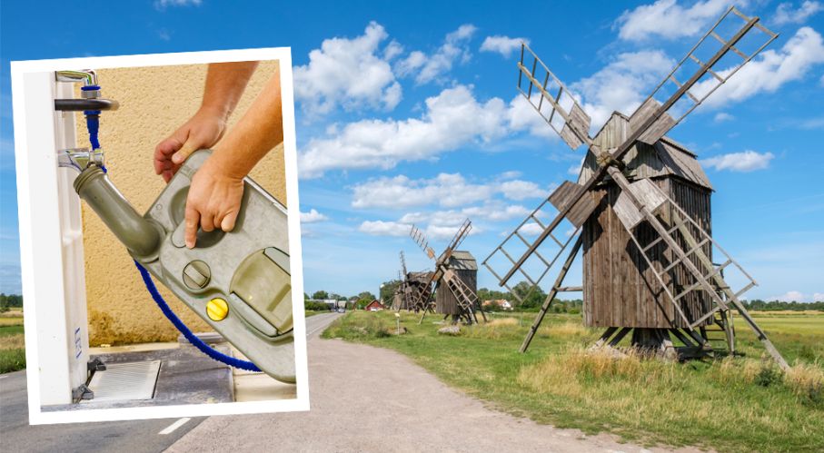 öland_latrin.jpg Väderkvarnar vid en väg och händer som håller i latrinkassett vid tömningsstation