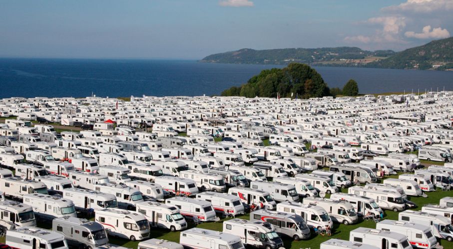 masscamping_elmia.jpg husbilar och husvagnar på camping med sjöutsikt