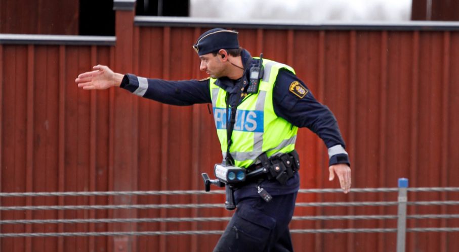 viktkoll_polis.jpg Polis går framåt och pekar med högerhanden