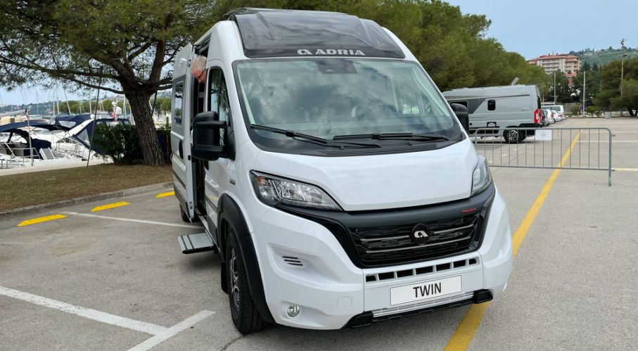 Adria Twin Supreme 600 SX Vit plåtis på parkeringsplats