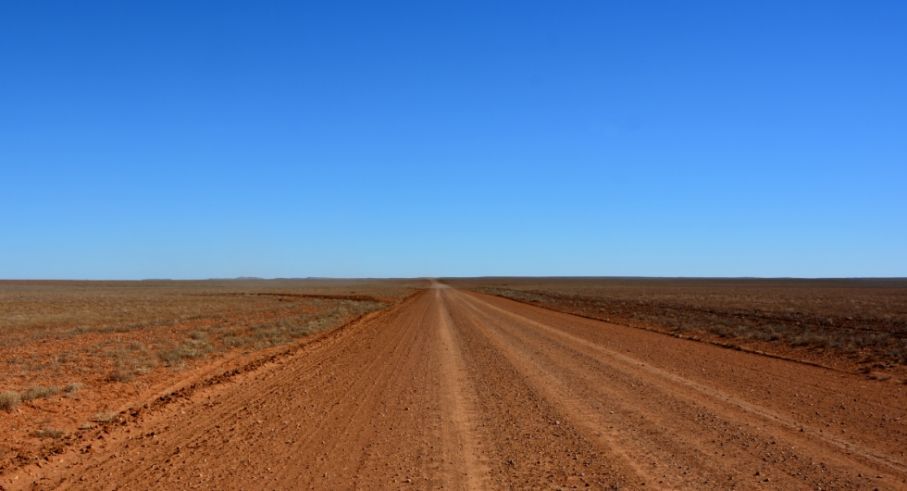 outback.jpg Ökenväg och blå himmel