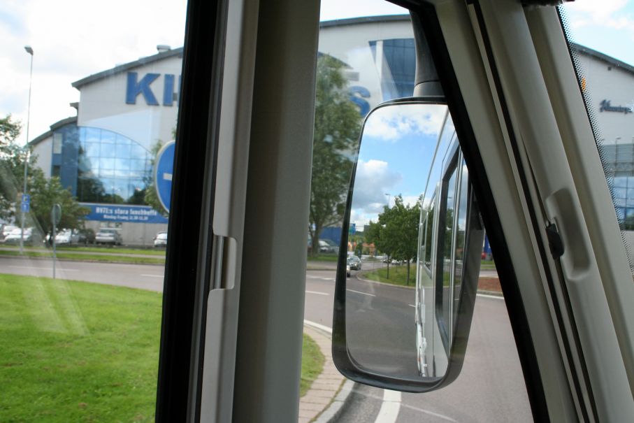 Testpiloten hade svårt med sikten i rondellerna och föreslår en översyn av backspeglarna.