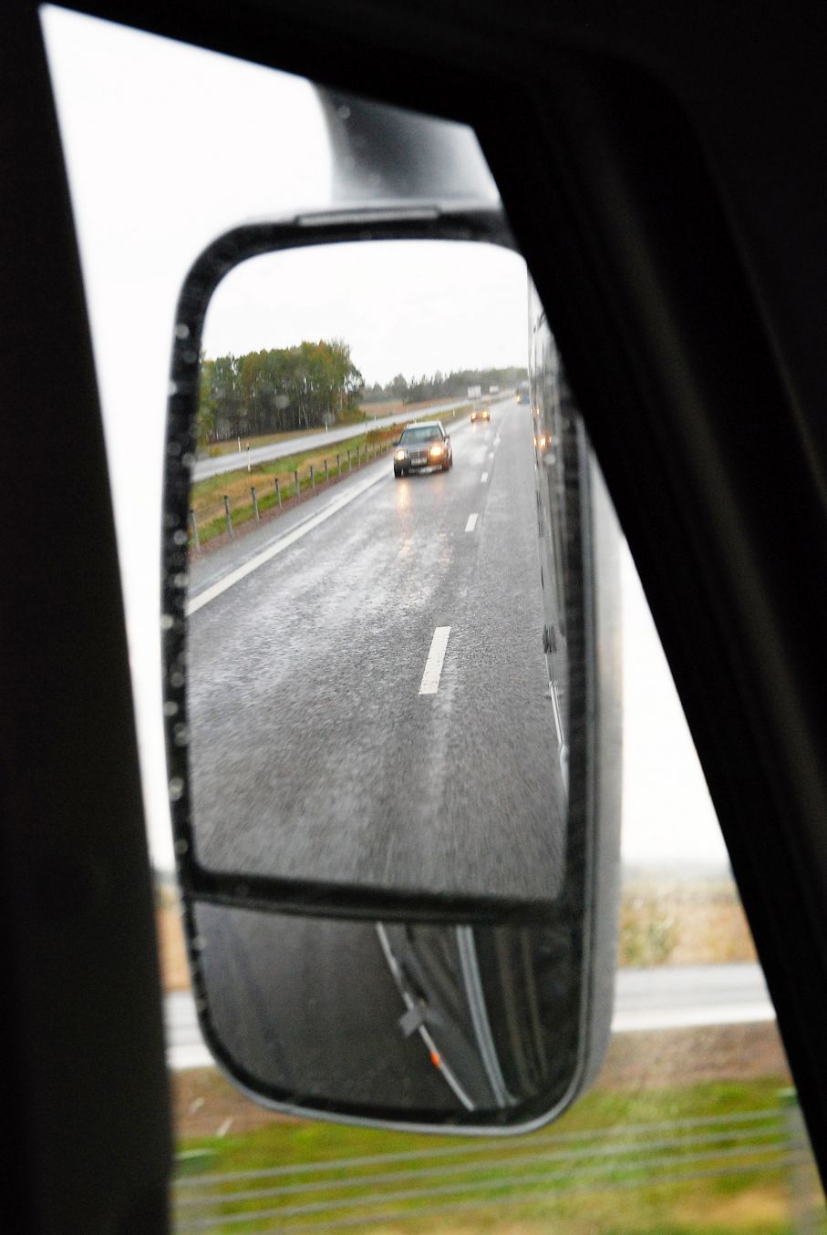 Backspeglarna av busstyp är rejält tilltagna med en bra extra mindre spegel under.