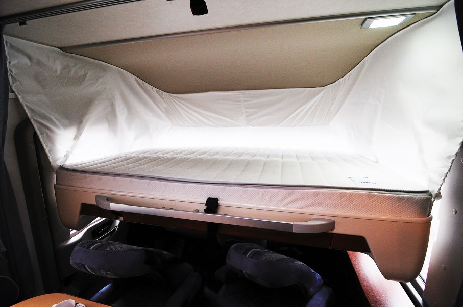 Den främre dubbelsängen fälls ner på klassiskt manér. Här har Hymer lyckats med en nästan viktlös känsla.