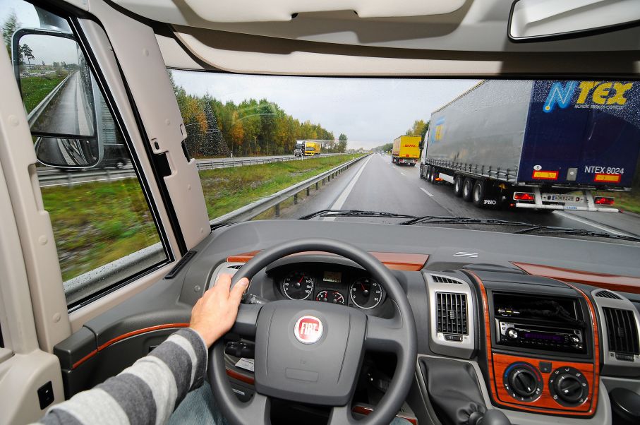 Förarmiljön i helintegrerade Hymer är snygg och funktionell med bra sikt åt alla håll. Backspeglarna är riktigt bra och välplacerade.