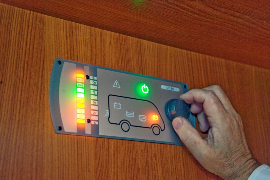 Manöverpanelen ger information om batteriernas kapacitet samt mängden färsk- och gråvatten.