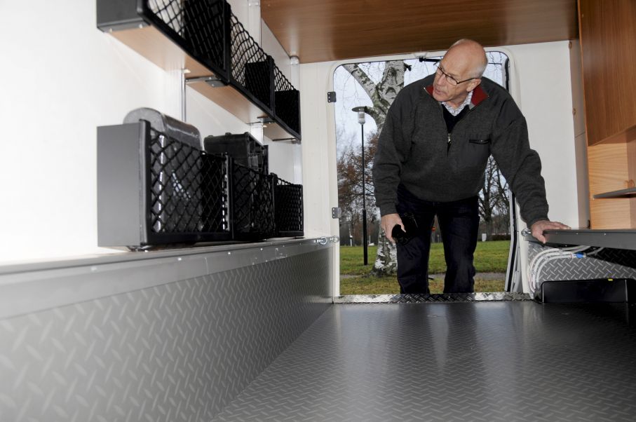 Lasse imponeras av alla förvaringsfack och till höger utanför bild finns ett långt utrymme i dubbelgolvet lämpligt för skidor eller trädgårdsmöbler. Golvet är av plast och ej aluminium.
