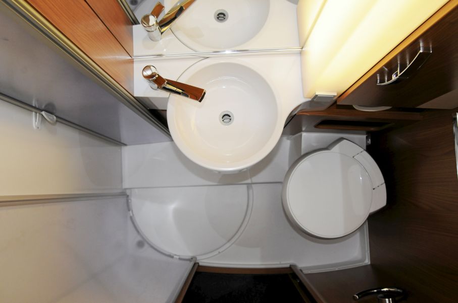 Litet men funktionellt. Tvättställ flyttas vid duschning.