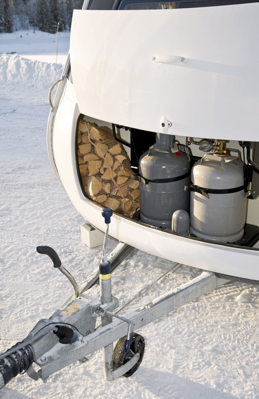 Ved till grillkorven och gas till vagnen ryms.