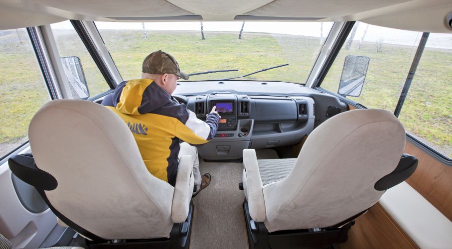 Hur för jag in gps-kordinaterna? Den centralt placerade displayen fyller många funktioner. Kanske en för mycket? Vi önskar en integrerad gps med bättre placering.