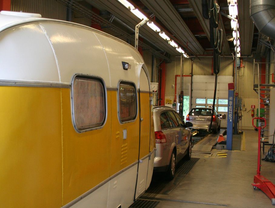 Bilprovningen gul husvagn