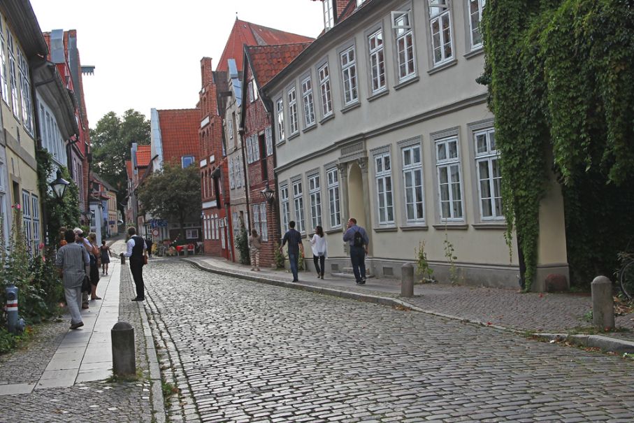 Saltproduktionen har gjort att staden sjunker och skapar en charmig miljö