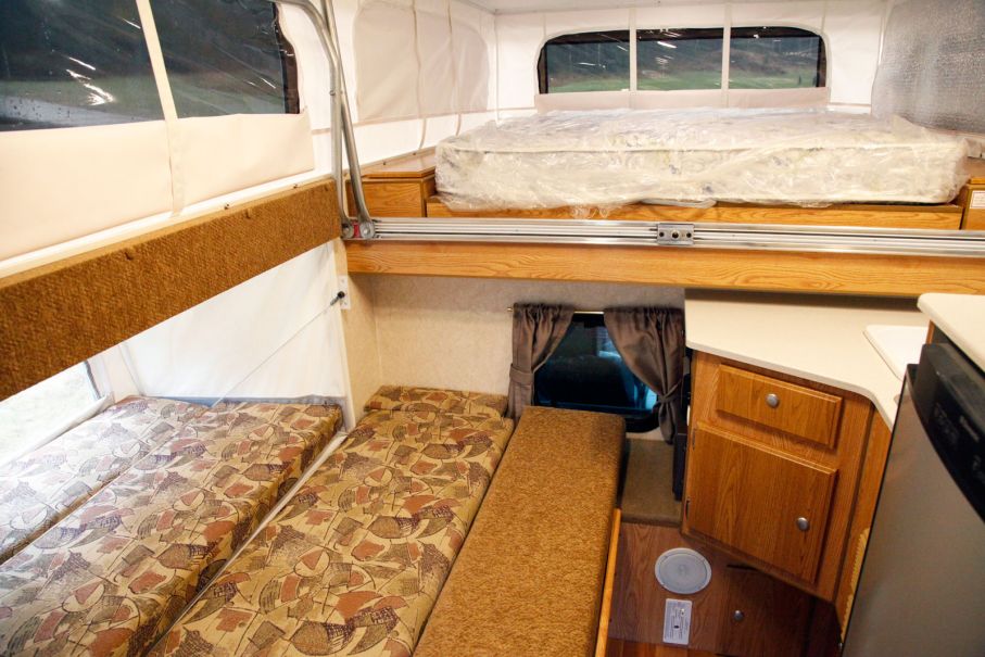 Stor. Det blir väldigt rymligt för att vara i en camper. 3–4 bäddar utan att behöva kliva på varandra.