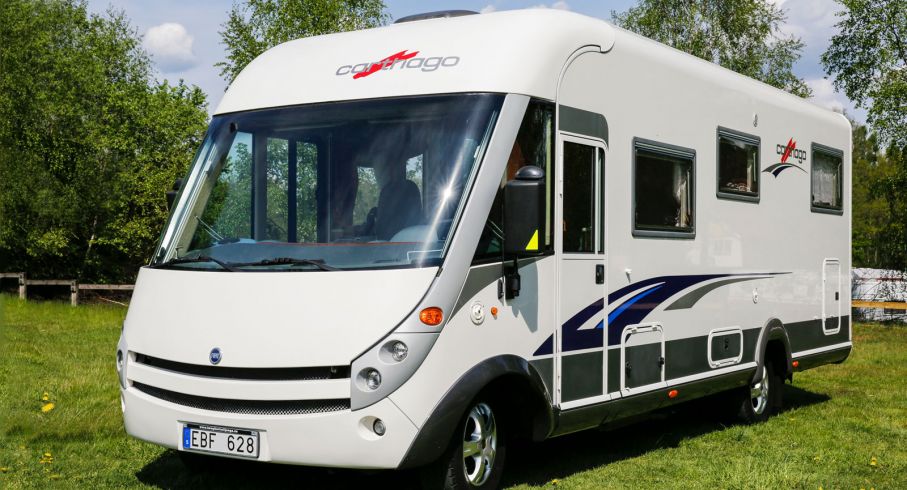 På campingplatsen tar man enkelt ut och in både stolar och bord från det stora garaget längst bak i bilen.