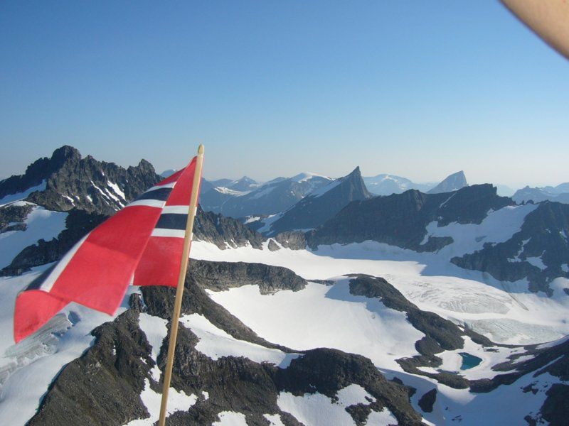 Norsk flagg over norske fjell