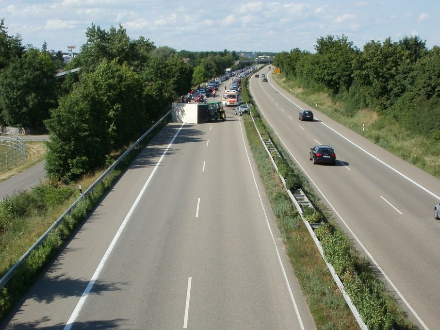 Föredömligt agerande av tyska bilister. Genom att bilda en fri fil i mitten underlättas räddningstjänstens möjlighet att komma snabbt till olycksplatsen.