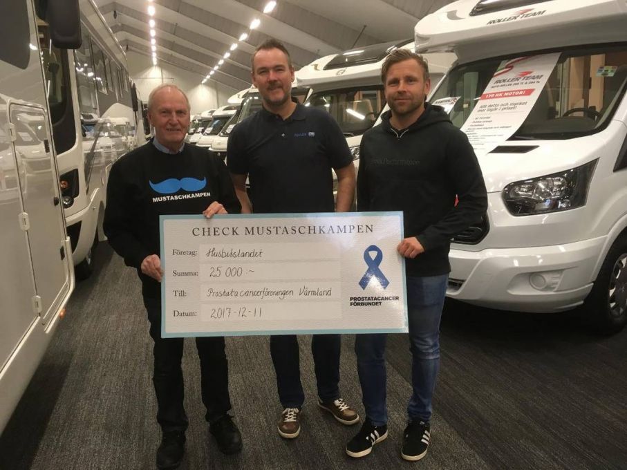 Kenneth Hermansson, Jonas Pettersson och Niclas Olsson med den symboliska checken.