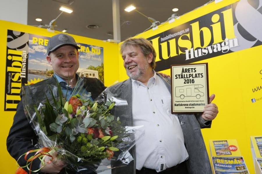Det var glada miner när Klas Hjärtstam från Karlskrona Stadsmarina tog emot priset för Årets Ställplats 2016 av vår chefredaktör Mikael Galvér.