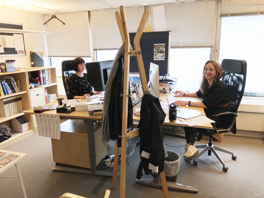 Maria basar över Ställplatsguiden och Kristin sköter layouten.