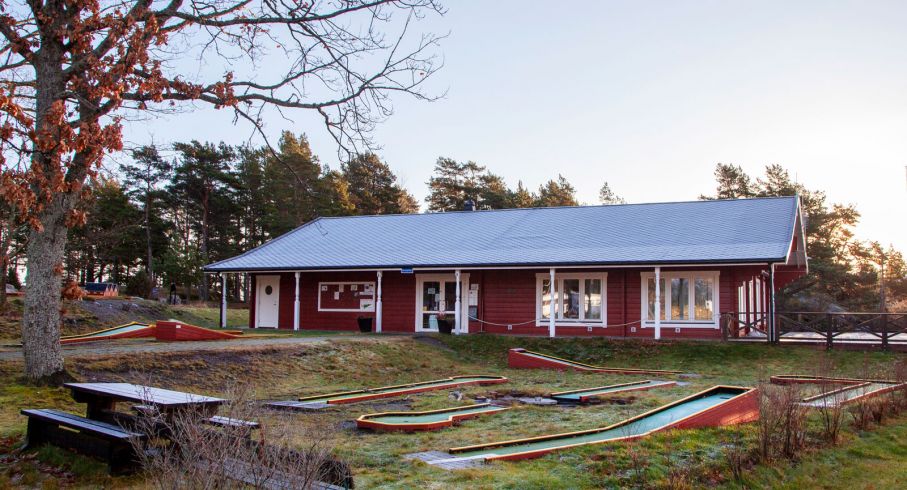 Minigolf och restaurang finns tillgängliga sommartid.