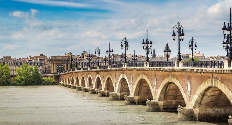 Floden Garonne delar Bordeaux i två delar.