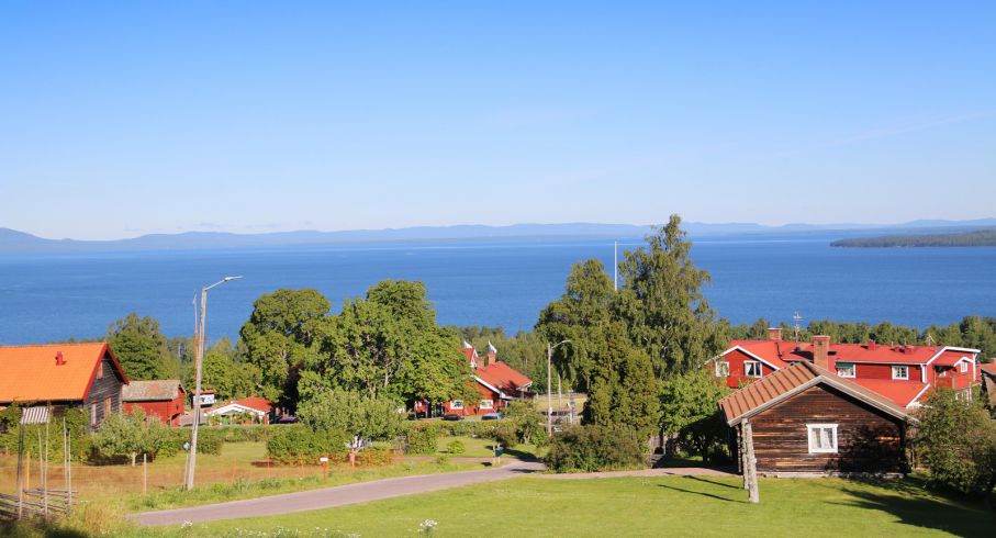 Vy över Siljan från anrika Tällbergsgården. Härifrån är det nära till både Leksand och Rättvik.