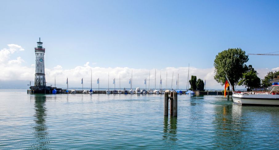 Hamnen i Lindau. Längst ut står den nya fyren, 33 meter hög.