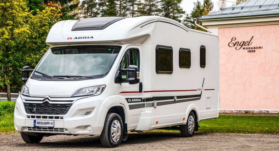 Adria Matrix axess 650 SF Citroën. Vid en snabb titt ser denna Adria ut som vilken husbil som helst. Men Citroën- emblemet i fronten avslöjar att något är annorlunda.