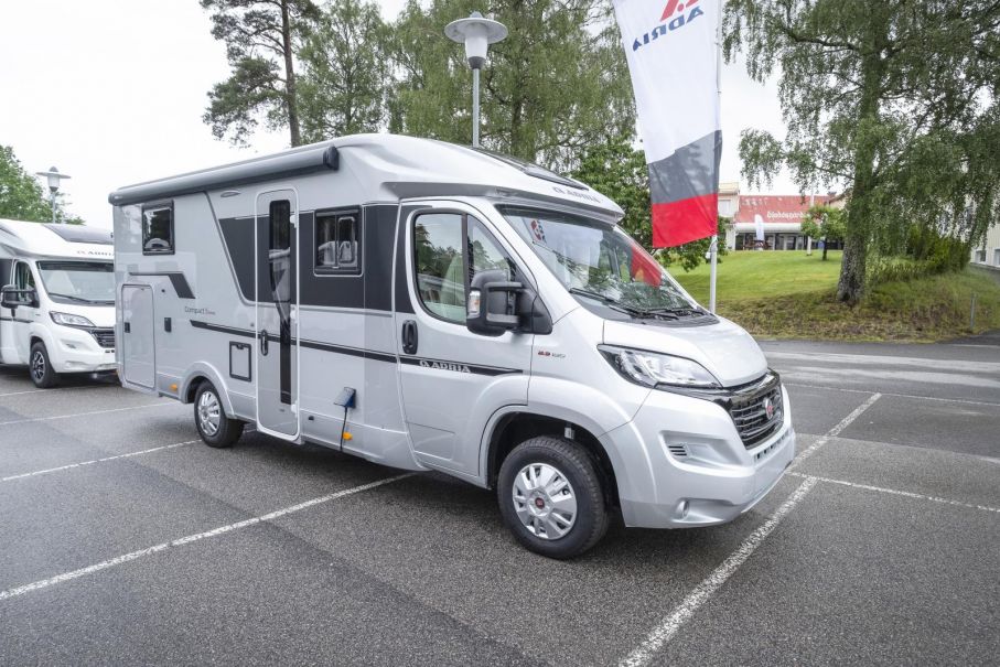 Silverfärgade Adria Compact Supreme
