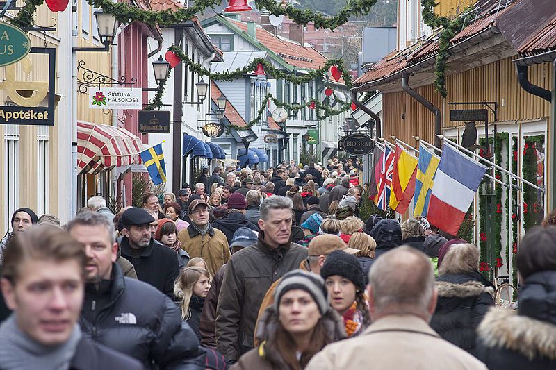 800px stora gatan sigtuna during christmas small1200