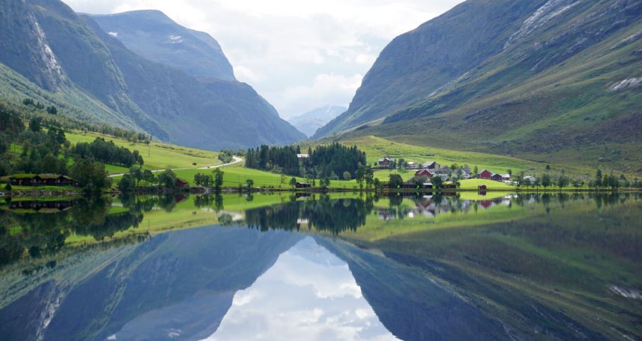 På väg mot Geiranger till Eidsdal genom en pastoral landskapsidyll. Norge i ett nötskal!