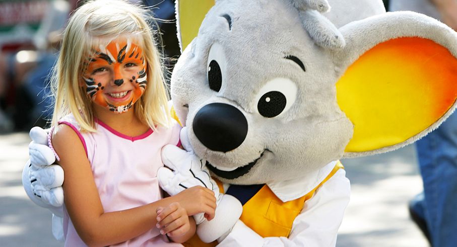 Parkens egen maskot ställer gärna upp på bild. Här med ansiktsmålad besökare.