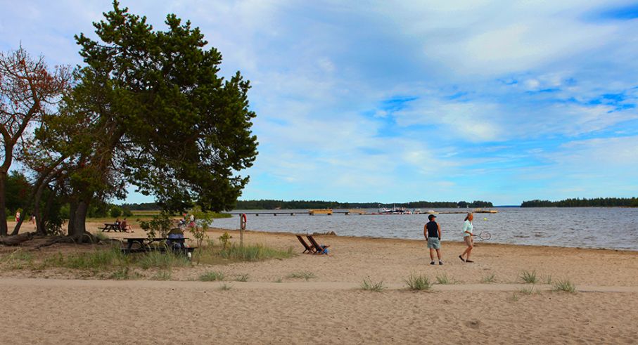 Stenö Havsbad & Camping: Fyrstjärnig camping med långgrund strand.