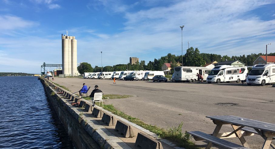 Stugsundskajen: Ställplatsen med en egen fiskrensarbänk.