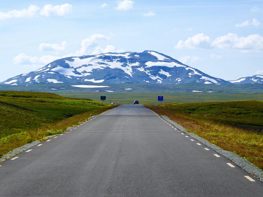 Runt midsommar kommer vägen som nu är täckt av ända upp mot sju meter snö att kunna upplevas så här.