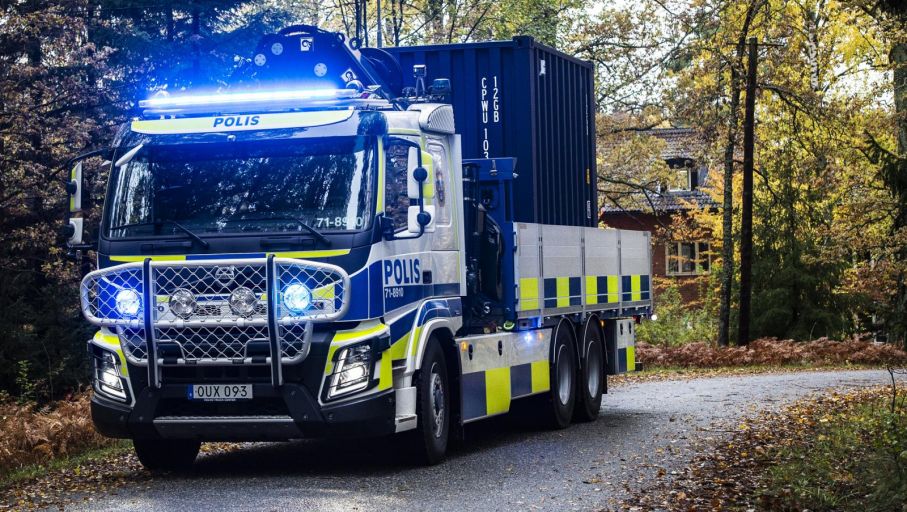 Även svenska polisen har lastbilar som den här på 28 ton. Om de har några anonyma känner vi inte till.