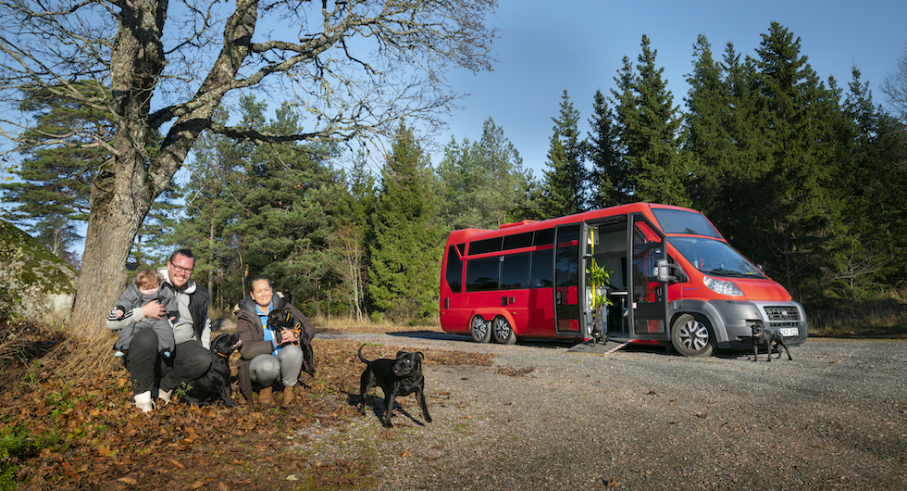 David Hermansson och Mikaela Jansson reser med två döttrar och åtta hundar i husbilen.