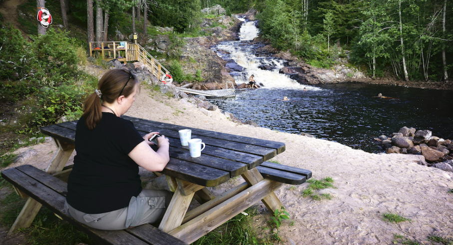 Intill höljan finns ett rastbord och lite längre ner vindskydd med grillplats.